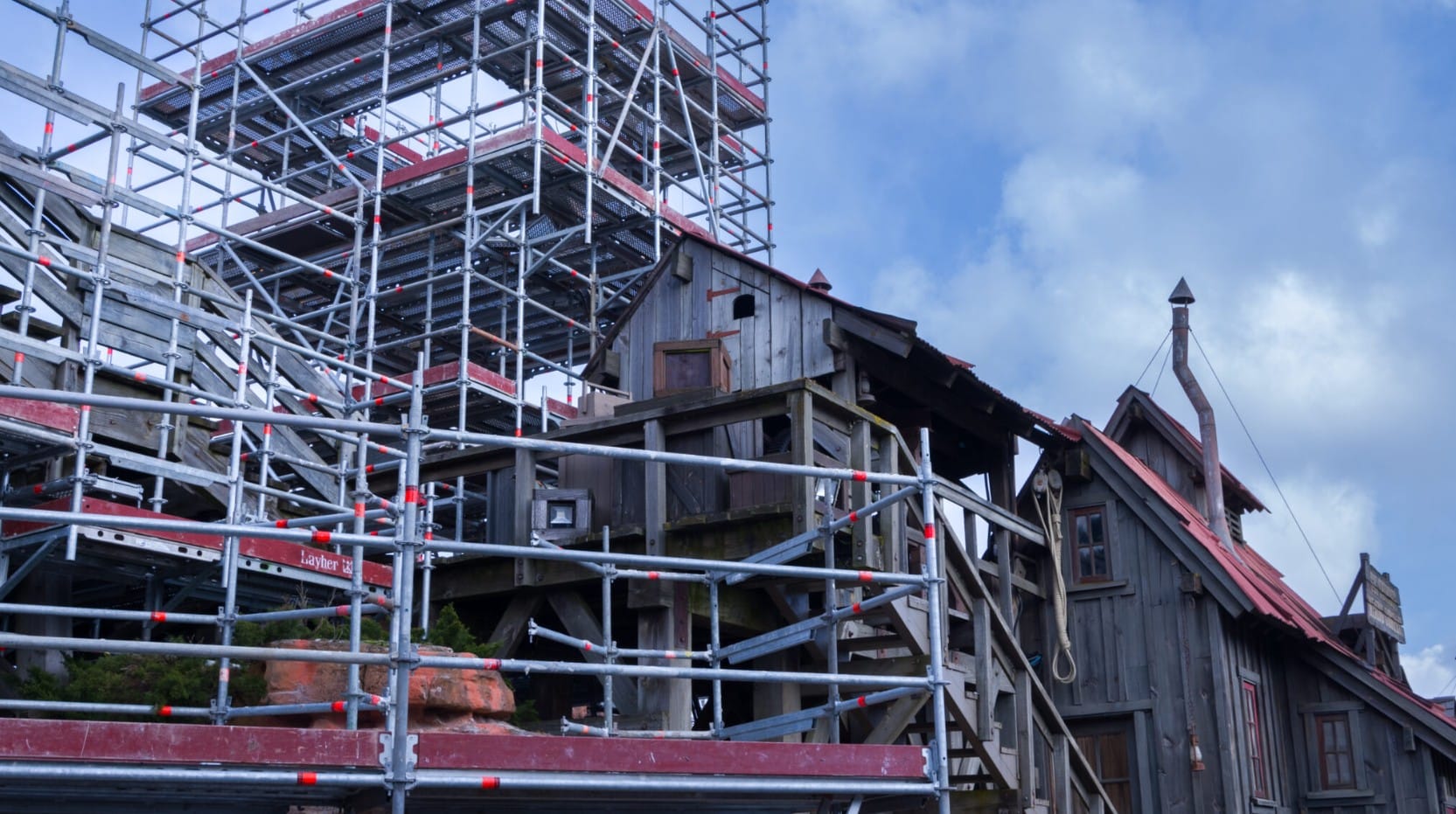 Work undertaken on Big Thunder Mountain queue buildings