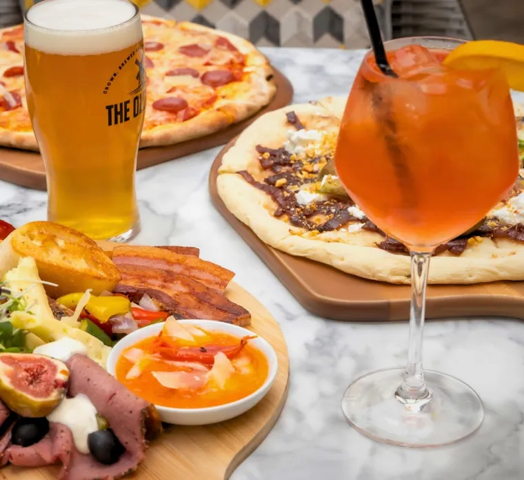 Pizzas, platters and drinks at The Heritage