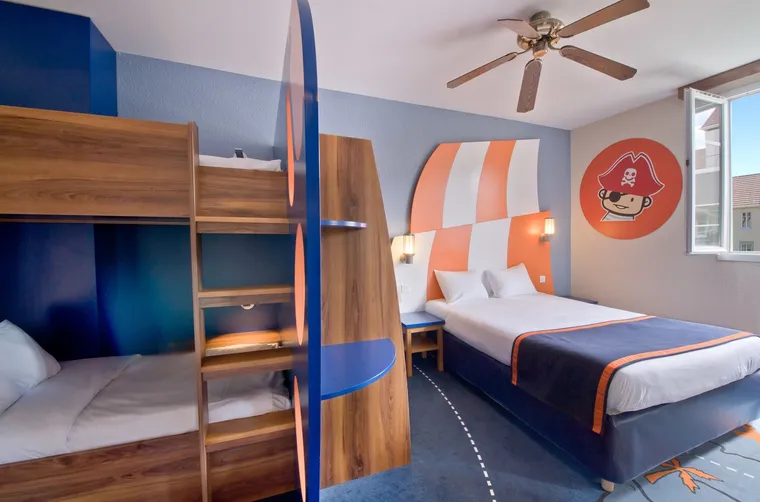 Family room with a double and a bunk, at Explorers Hotel, Paris