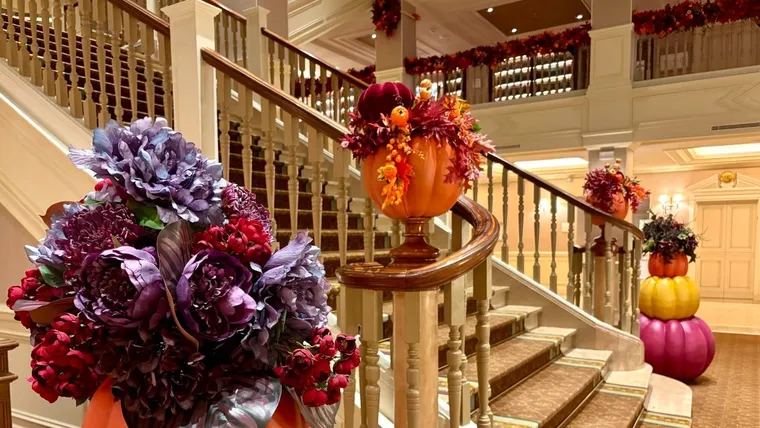 Disneyland Hotel in Paris sees classy Autumnal theming for Halloween season
