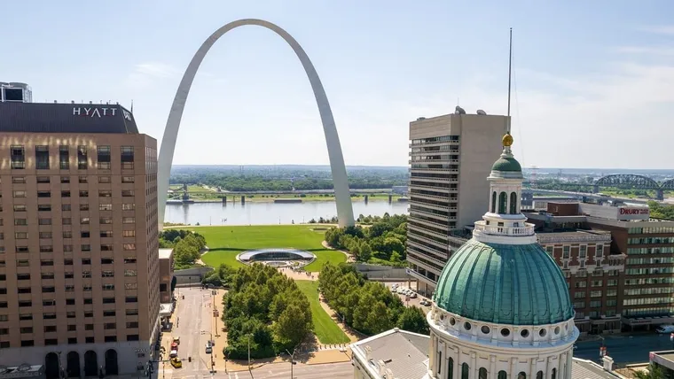 A view of St. Louis, featuring the 'gateway' arch